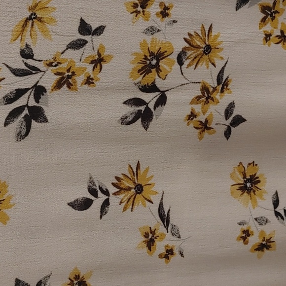 Women's Torrid Ivory Floral Short Sleeve Top Size 0 (12) - Picture 3 of 11